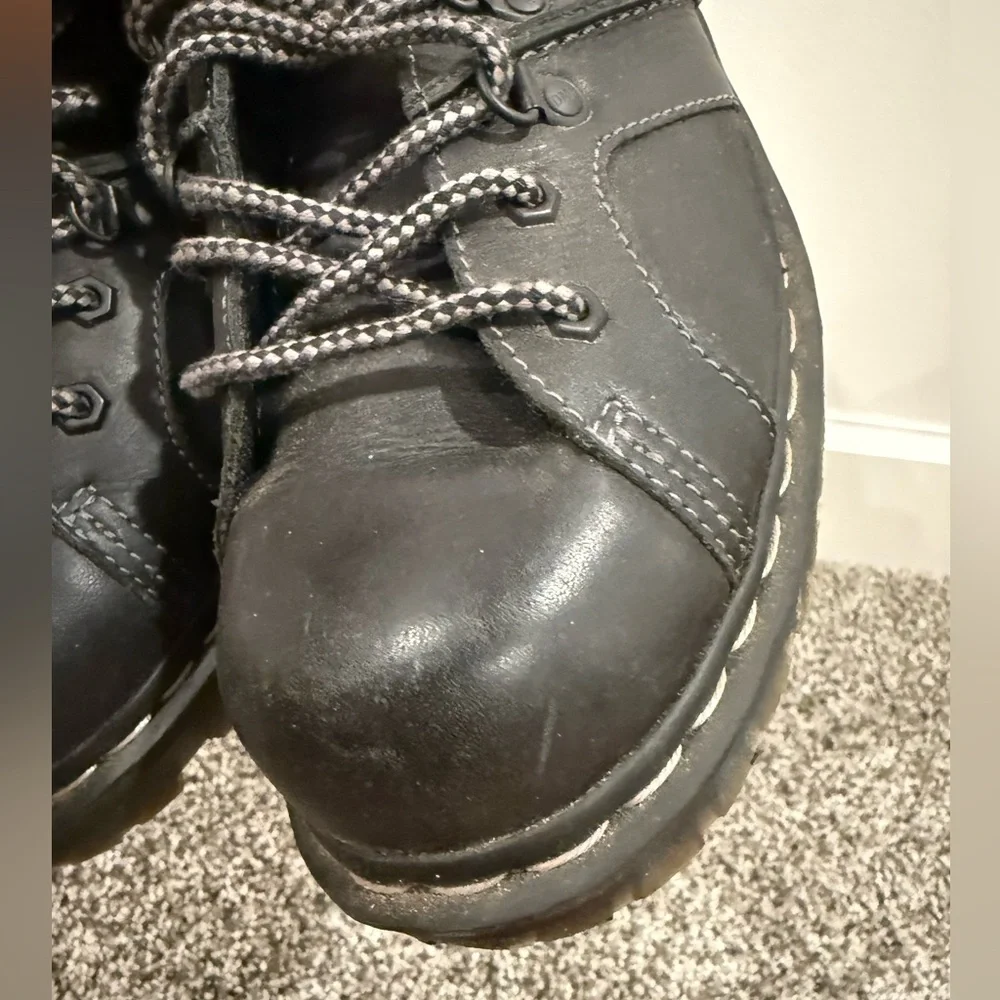 Dr. Martens Finnegan leather shoe, men's 10 or women's 11 - Picture 4 of 14
